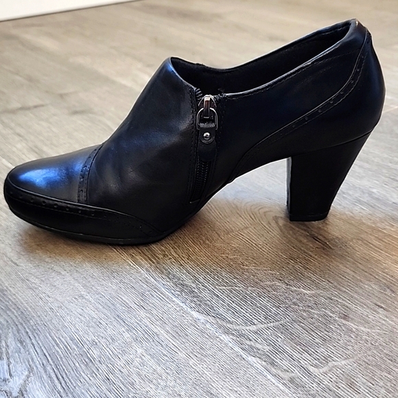 Clarks Artisan Mika Sue Ankle Heel Bootie with side zipper - Picture 5 of 6